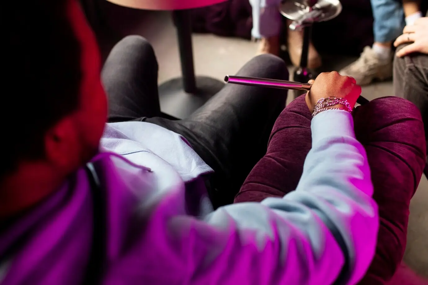 Мужчина парит из кальяна в помещении