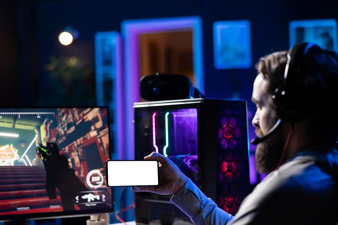 Геймер учится играть, просматривая онлайн-руководство на мокапе мобильного телефона.