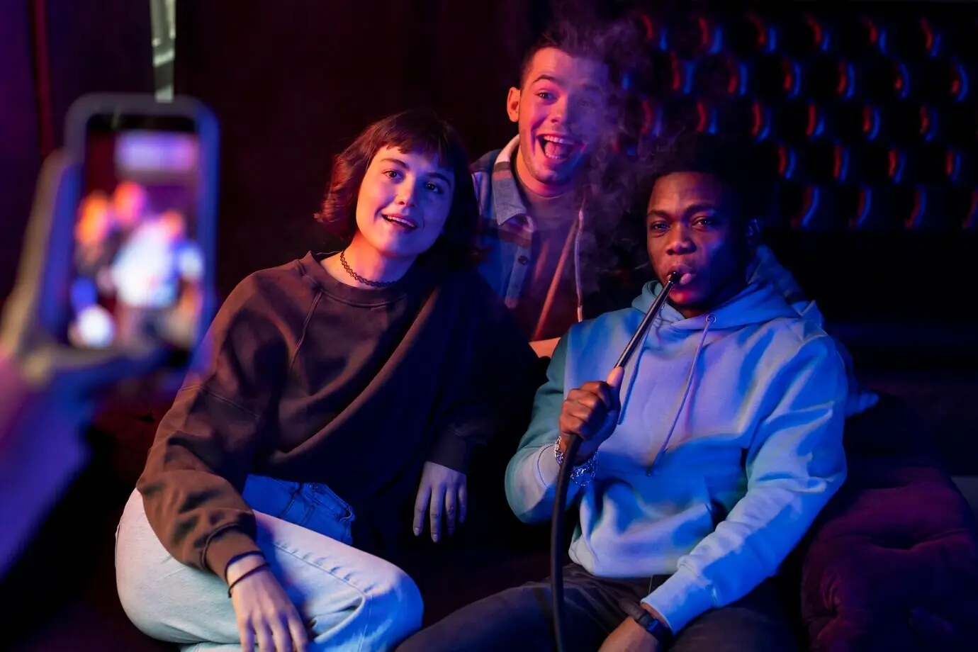 Люди вместе наслаждаются ночным времяпрепровождением вне дома.