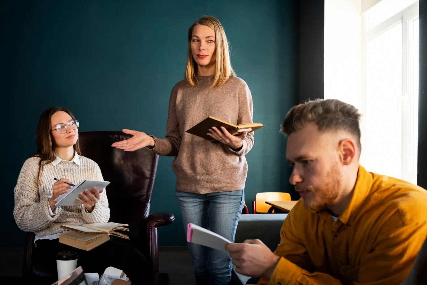 Pizarra enumerando hitos del flujo de trabajo en construcción de sistemas KPI y OKR